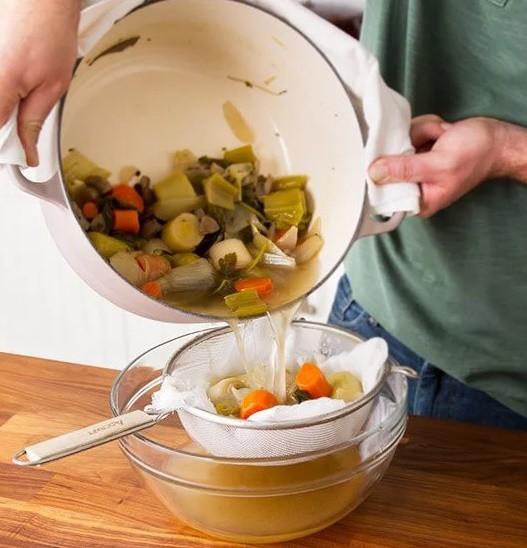 Lọc lấy phần nước cốt canh dưỡng sinh