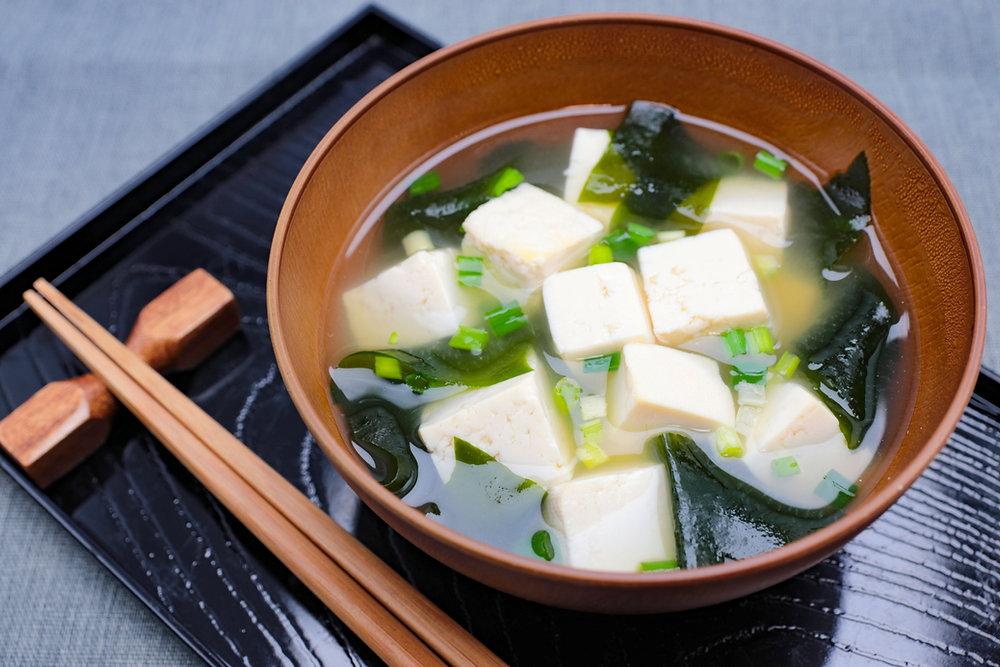 Súp miso với đậu phụ và rong biển